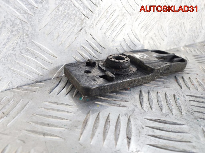 Кронштейн радиатора нижний Opel Astra J 13300486