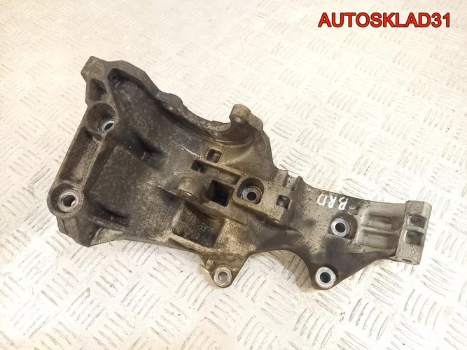 Кронштейн генератора Audi A4 B7 2,0 BRD 03G903143D