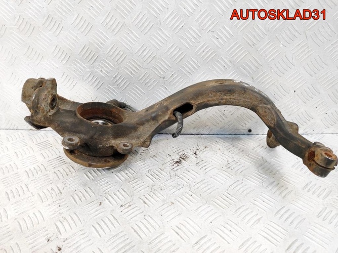 Кулак передний правый VW Passat B5 8D0407258M