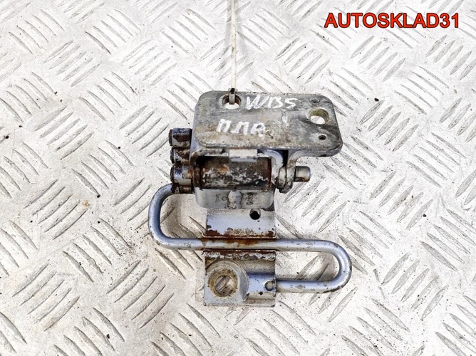 Петля двери передняя правая нижняя VW Passat B5 