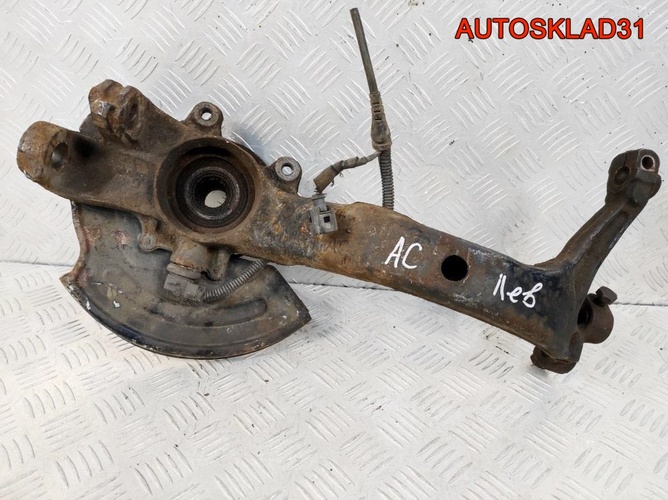 Кулак передний левый VW Passat B5 8D0407257AC