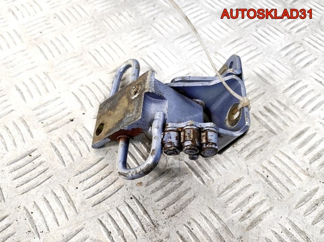 Петля двери передняя правая нижняя VW Passat B5 