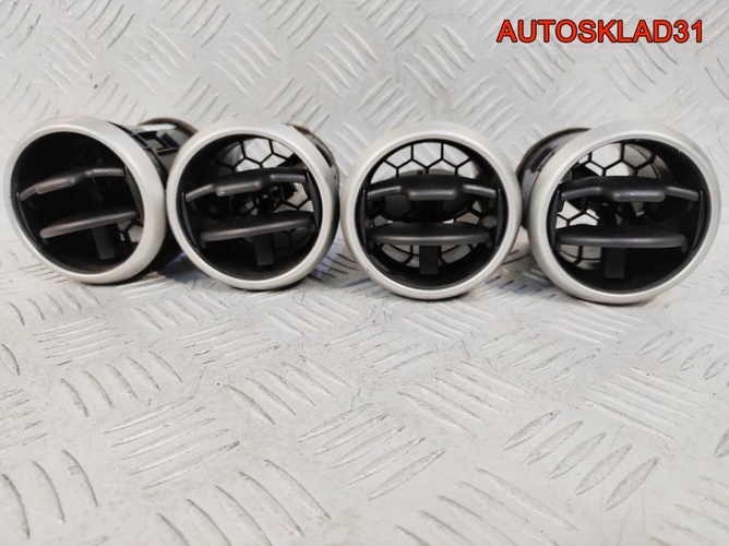 Дефлектор воздушный Nissan Qashqai J10 68760JD10A