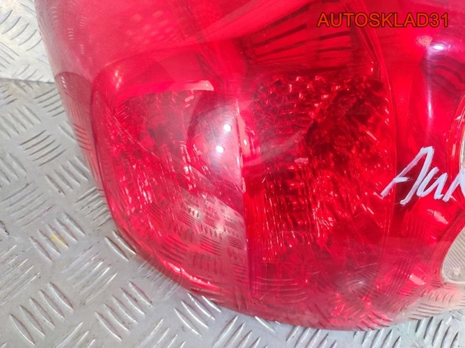 Фонарь задний левый Toyota Auris E15 8156102380