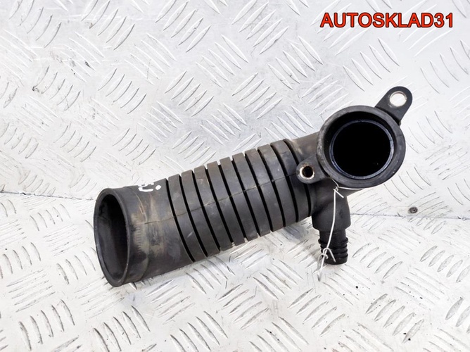 Патрубок интеркулера VW Passat B5 AVB 8D0129615J