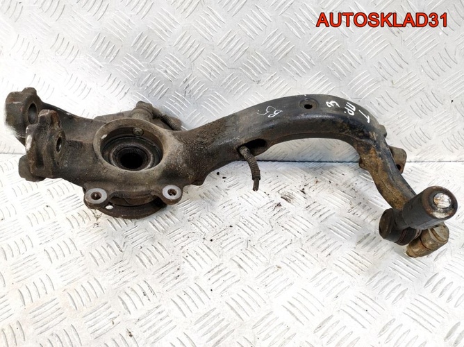 Кулак передний правый VW Passat B5 8D0407258T