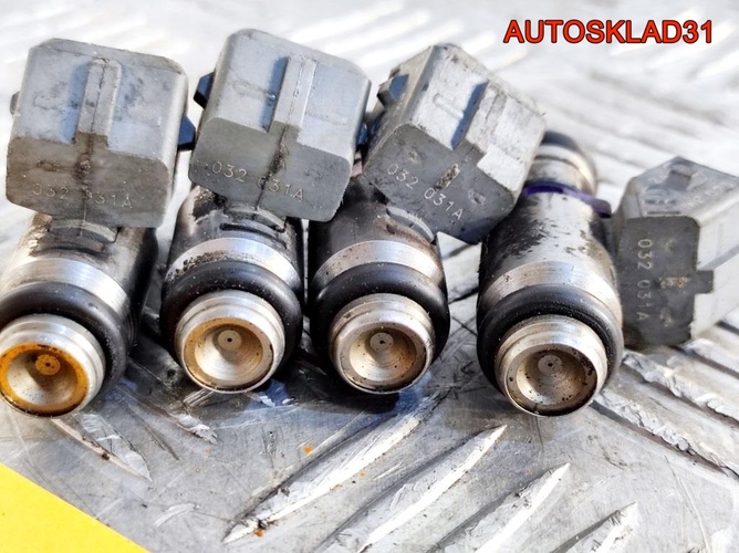 Форсунка инжекторная Skoda Octavia A4 032906031A