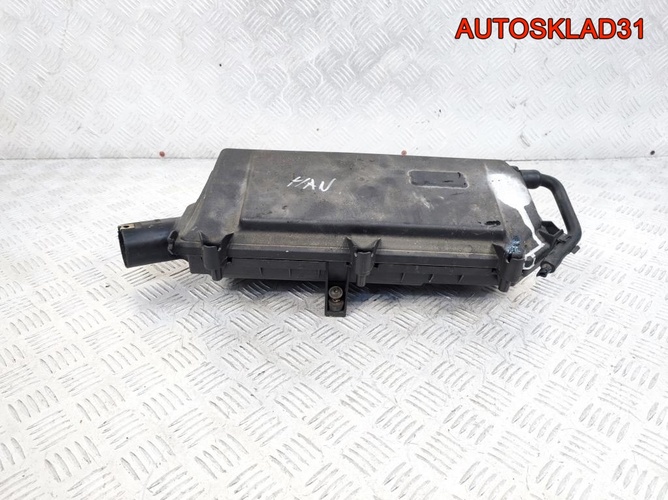 Корпус воздушного фильтра VW Golf 4 036129611BD