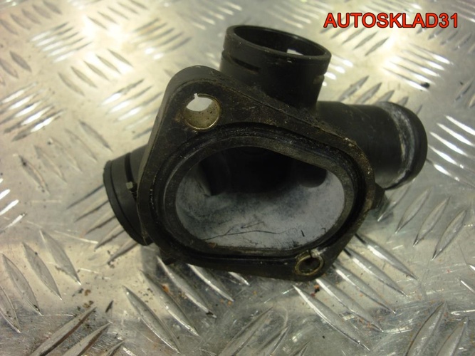 Фланец системы охлаждения VW Passat B5 058121133C
