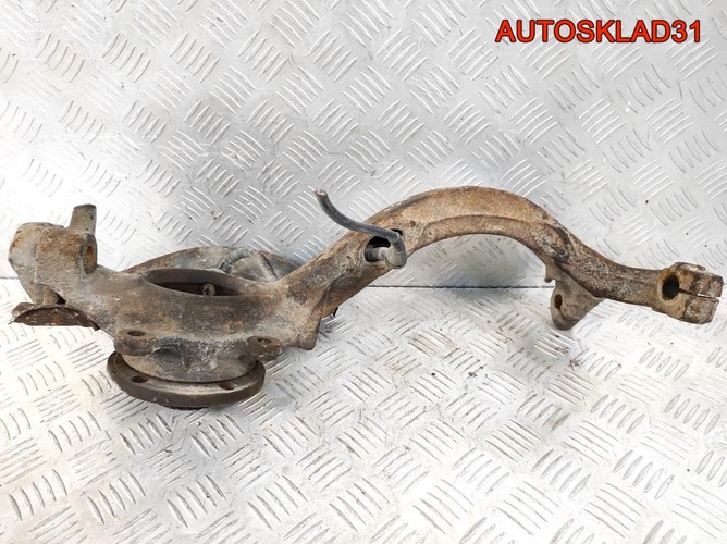 Кулак передний правый VW Passat B5 8D0407258AM