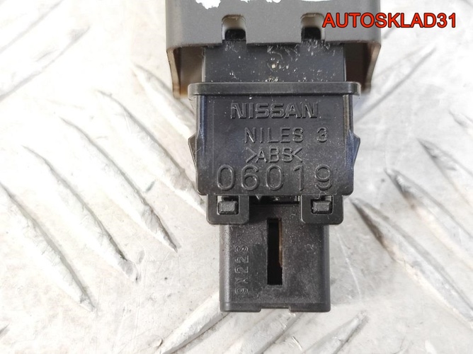 Кнопка аварийной сигнализации Nissan Micra K12