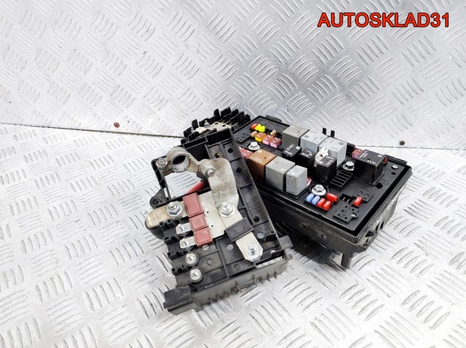Блок предохранителей Opel Astra J 13343982