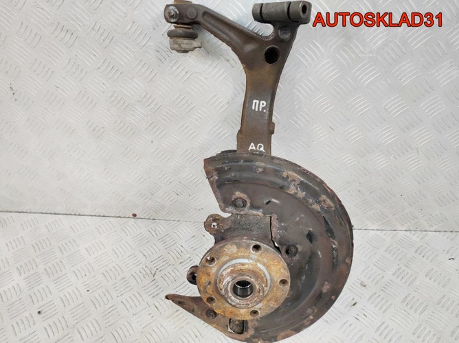 Кулак передний правый VW Passat B5 8D0407258AQ