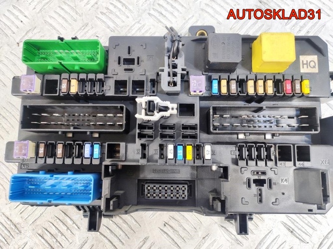 Блок предохранителей Opel Astra H 13220831