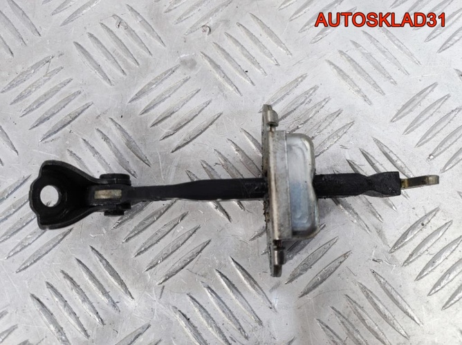 Ограничитель двери перед Toyota Yaris 686100D040