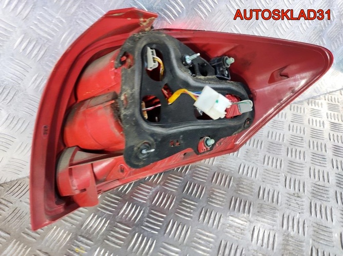 Фонарь задний левый Toyota Auris E15 8156102380
