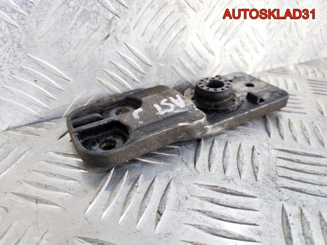 Кронштейн радиатора нижний Opel Astra J 13300486