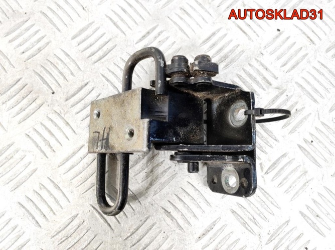 Петля двери задняя левая нижняя VW Passat B5