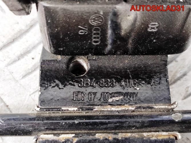Петля двери задняя левая нижняя VW Passat B5