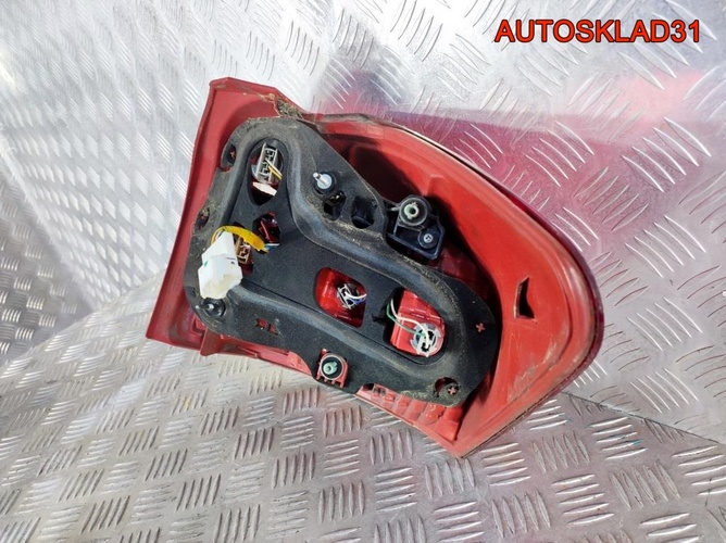 Фонарь задний левый Toyota Auris E15 8156102380