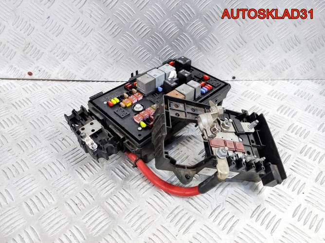 Блок предохранителей Opel Astra J 13343982
