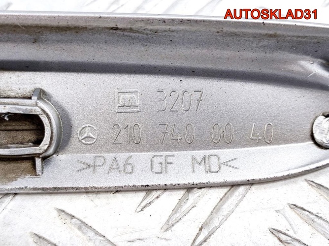 Накладка двери багажника Mercedes W210 A2107400040