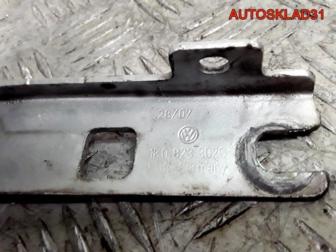 Петля капота правая Volkswagen Golf 5 1K0823302C