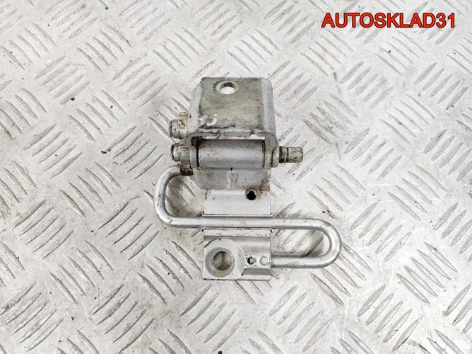 Петля двери задняя правая нижняя Volkswagen Golf 4
