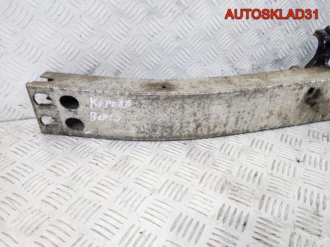 Усилитель переднего бампера Toyota CorollaVerso 2