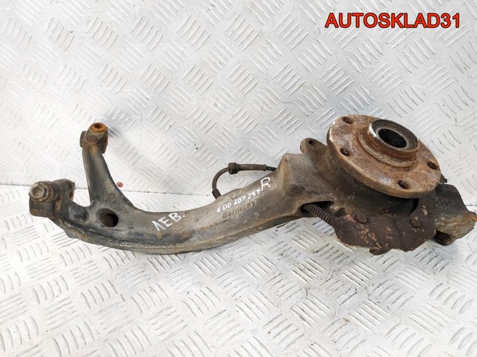Кулак передний левый VW Passat B5 8D0407257R