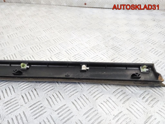 Молдинг перед правой двери VW Passat B5 3B0854940B