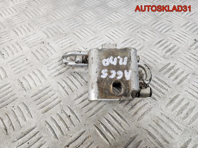 Петля двери передняя правая нижняя Audi A6 C5