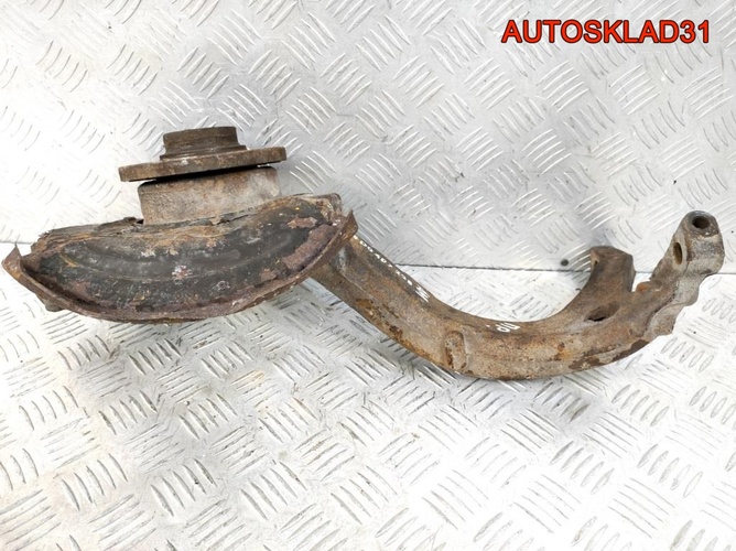Кулак передний правый VW Passat B5 8D0407258AM
