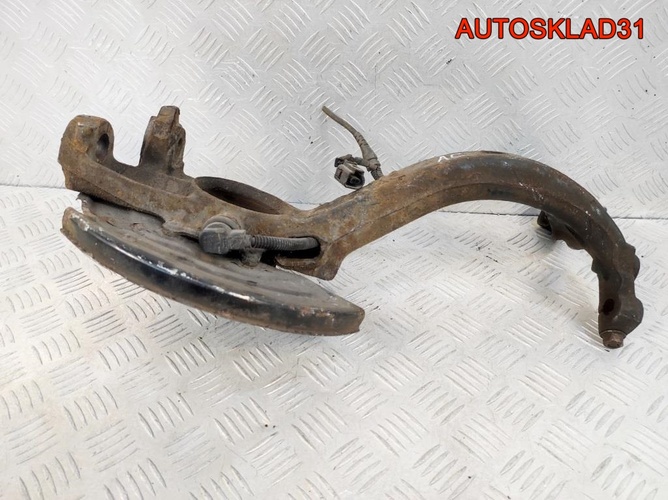 Кулак передний левый VW Passat B5 8D0407257AC