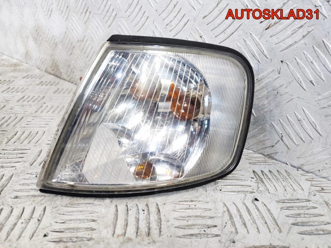 Указатель поворота левый белый Audi A3 8L0953049