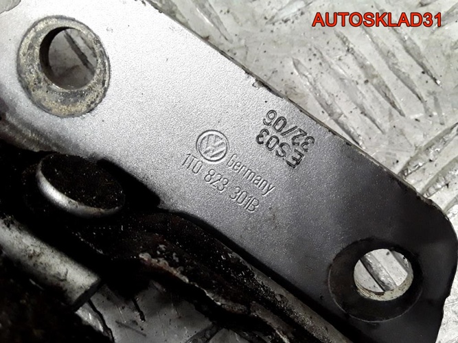Петля капота левая Volkswagen Touran 1T0823301B