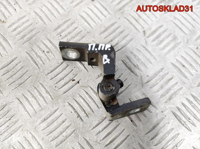 Петля двери передняя правая верхняя VW Passat B5