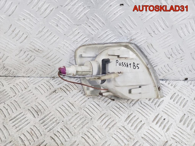 Указатель поворота левый VW Passat B5 3B0953049C