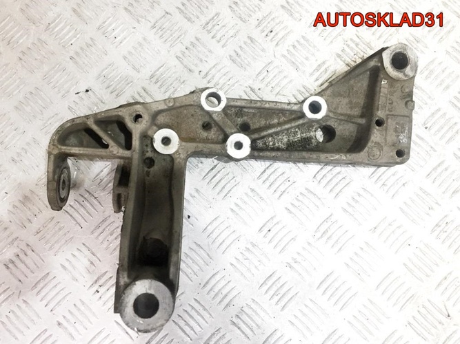 Кронштейн переднего рычага VW Golf 5 1K0199295F