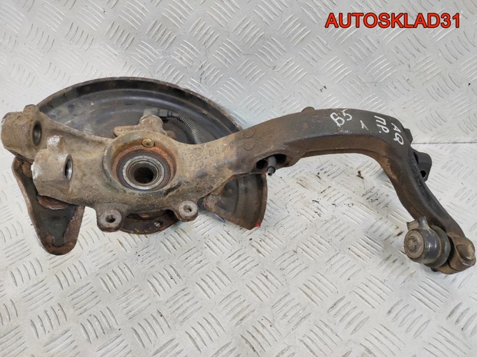 Кулак передний правый VW Passat B5 8D0407258AQ