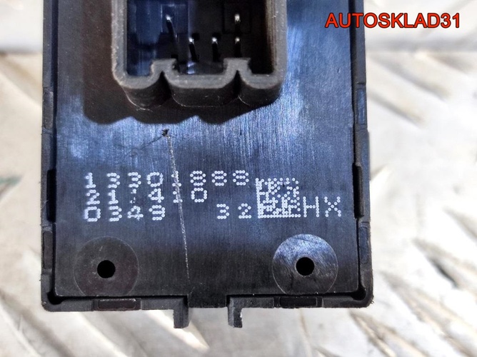 Кнопка стеклоподъемника Opel Astra J 13301888