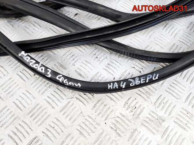 Уплотнитель двери комплект Mazda 3 BK Седан