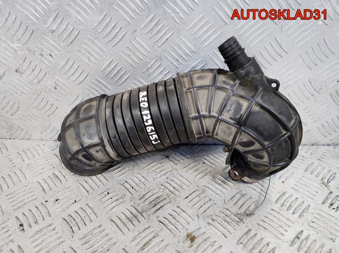 Патрубок воздушного фильтра Audi A4 B7 8E0129615J