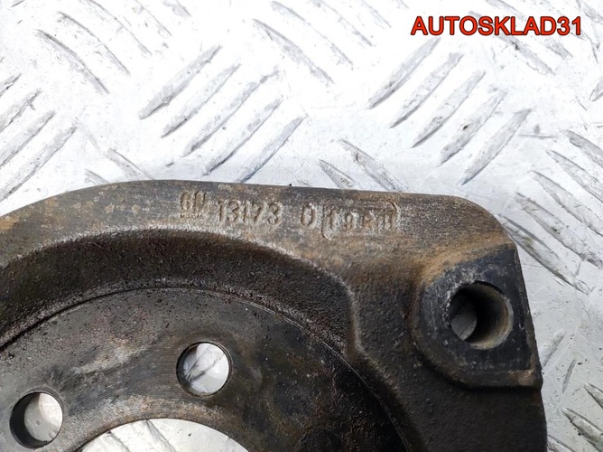 Щит опорный задний правый Opel Astra H 13173019