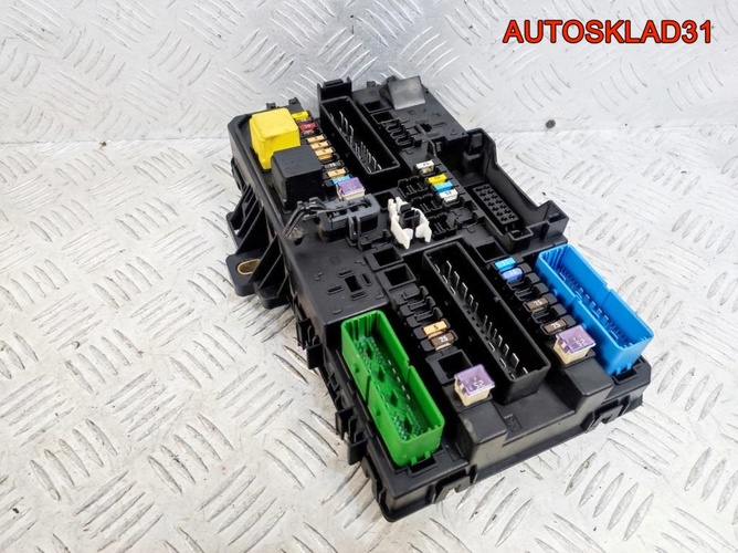 Блок предохранителей Opel Astra H 13220831