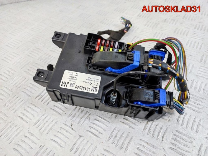 Блок предохранителей салона Opel Corsa D 13142240