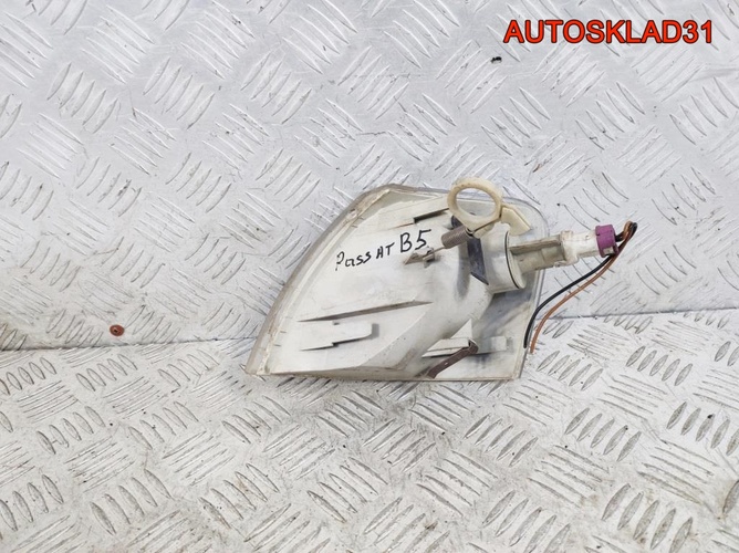 Указатель поворота правый VW Passat B5 3B0953050C