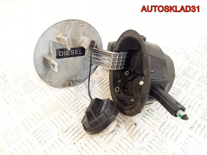 Лючок бензобака Hyundai i30 2007-2012 695102L000