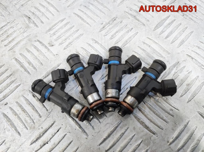 Форсунка топливная VW Golf 5 1,6 BSE 06A906031CE