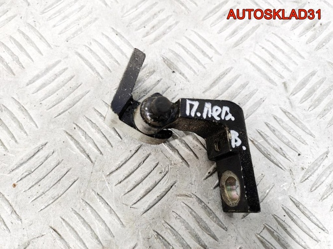 Петля двери передняя левая верхняя VW Passat B5